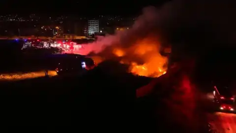 Bursa Yıldırım'da Geri Dönüşüm Tesisinde Yangın: Alevler Dronla Kaydedildi