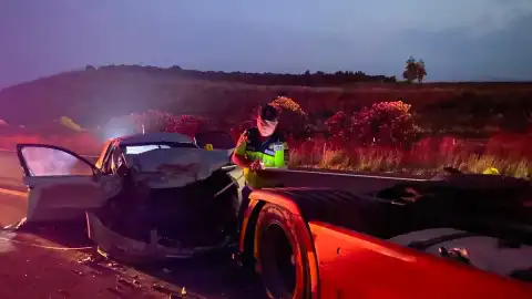 Ceyhan'da emniyet şeridinde duran TIR'a çarpan otomobilde 2 kişi hayatını kaybetti