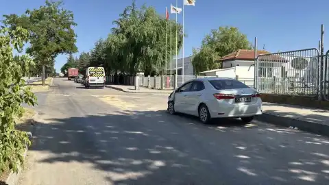 Eskişehir'de İşçi Servisi ile Otomobil Çarpıştı: 11 Yaralı