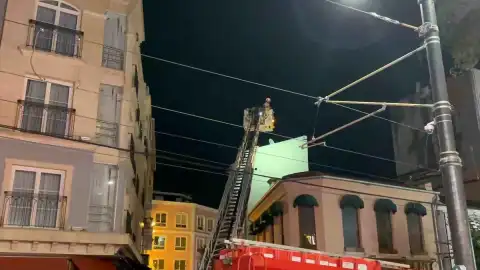 Fatih'te Binanın Çatısındaki Baz İstasyonunda Yangın Çıktı
