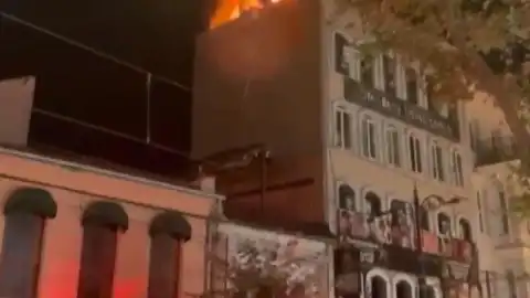 Fatih'te Bir Binanın Çatısındaki Baz İstasyonunda Yangın Çıktı