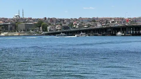 Haliç'te Tur Teknesi Köprü Ayağına Çarptı: Bir Personel Denize Düştü