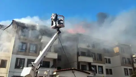 Hatay Hassa'da İki Binanın Çatısı Yangın Nedeniyle Kullanılmaz Hale Geldi