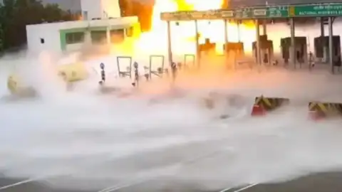 Hindistan'da Tanker Kazası: Gişe Bariyerlerine Çarpan LPG Tankeri Patladı, 5 Ölü