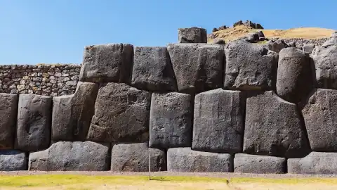 İnka Mühendisliğinin Sırrı: Sacsayhuamán'daki Dev Taş Bloklar Depremlere Karşı Direniyor