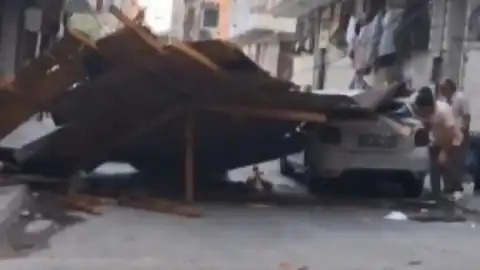 İstanbul'da Fırtına: 4 Katlı Binanın Çatısı Yerinden Söküldü