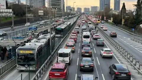 İstanbul'da Trafik Durumu: 28 Temmuz Salı Günü Hangi İlçelerde Yoğunluk Bekleniyor?