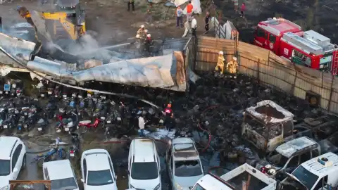 İzmir Bornova'da Yediemin Otoparkında Yangın: 62 Araç Kullanılamaz Hale Geldi