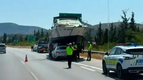 İzmir'de Sıra Dışı Kaza: Otomobil Teknenin Altına Girdi