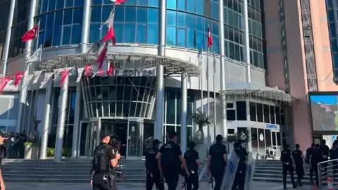 İzmit Belediye Başkanı Fatma Kaplan Hürriyet: "Ekşi yemedim, karnım ağrımaz"