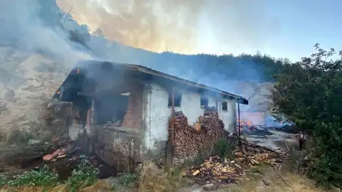 Kastamonu'da Ahşap Evde Başlayan Yangın Ormanlık Alana Sıçradı