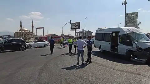 Kayseri'de Minibüs ve Otomobil Çarpıştı: 8 Yaralı