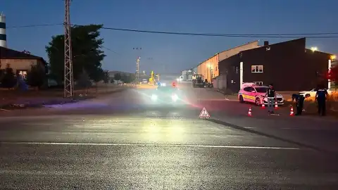 Kayseri'de Trafik Kazası Sonrası Kaçmaya Çalışan Sürücü Yayalara ve Polise Çarptı: 1 Ölü, 2 Yaralı