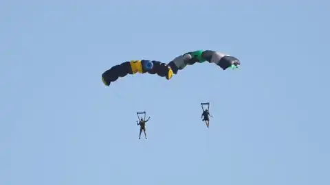 Kemaliye'de Wingsuit ve Base Jump Gösterileri Nefes Kesti