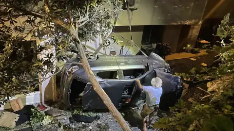 Kocaeli Gölcük'te Otomobil Apartman Boşluğuna Devrildi: 2 Yaralı
