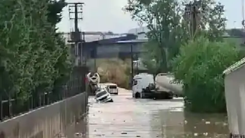Kocaeli'de Şiddetli Sağanak Yağış: Araçlar Su Altında Kaldı