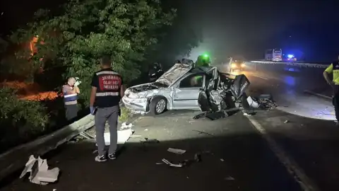 Kocaeli'de tırın arızalı otomobile çarpması sonucu 1 çocuk yaşamını yitirdi, 3 kişi yaralandı