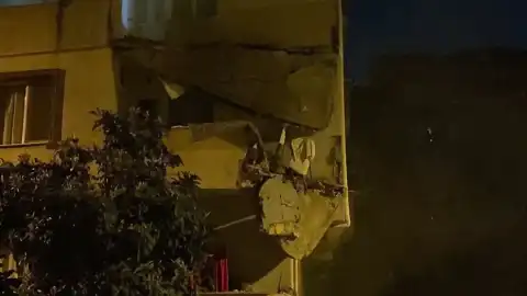 Küçükçekmece'de Balkonları Çöken Bina Tahliye Edildi