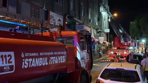 Küçükçekmece'de İş Merkezinde Yangın: 4 İş Yerinde Hasar Oluştu