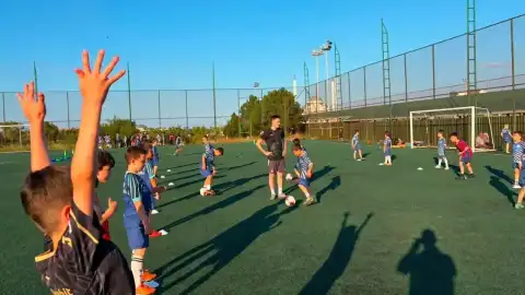 Ortahisar Belediye Başkanı Ahmet Kaya: "Çocuklarımızın yaz tatilini spor sahalarında, arkadaşlarıyla birlikte öğrenerek ve eğlenerek geçirmeleri amacıyla düzenlediğimiz Yaz Spor Okulumuz, bu yıl da yüzlerce çocuğumuzun katılımıyla devam ediyor"