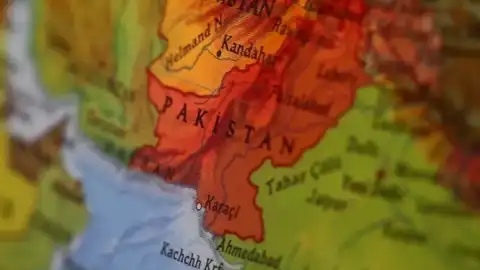 Pakistan'da Yolcu Otobüsünün Uçuruma Yuvarlanması Sonucu 40 Kişi Yaşamını Yitirdi