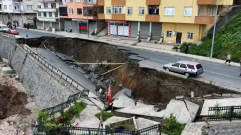 Rize'de Öğrenci Yurdu İnşaatı Sırasında Yol Çöktü