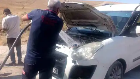 Siirt Çevre Yolunda Seyir Halindeki Araç Alev Aldı