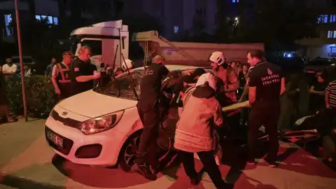 Ümraniye'de Kamyon ile Otomobil Çarpıştı: 4 Yaralı
