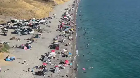 Van'da Sıcak Hava Nedeniyle Göl Sahilleri Yoğunluk Yaşıyor