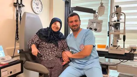 Vezirköprü'de Duygusal Operasyon: Doktor Torun Anneannesinin Kataraktını Ameliyat Etti