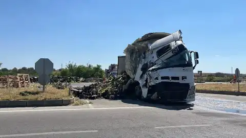 Edirne'de Devrilen Tır Ulaşımı Aksattı: Ekipler Olay Yerine Sevk Edildi