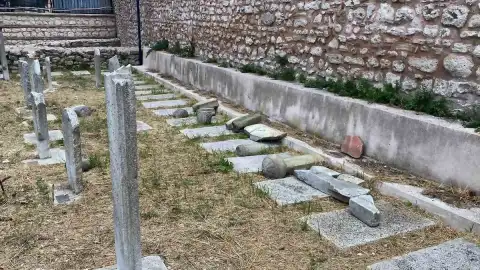 Fatih'teki Tarihi Hazirede 7 Mezar Taşına Zarar Verildi