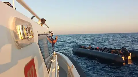 İzmir Açıklarında 73 Düzensiz Göçmen Yakalandı
