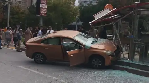 Kayseri'de Tramvay Durağına Giren Otomobil: 1 Yaralı