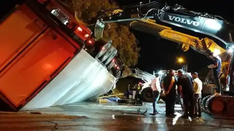 Antalya'da Tır Kazası: 2 Kadın Hayatını Kaybetti, Sürücü Yaralandı