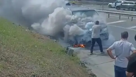 Esenler'de Seyir Halindeki Minibüs Alev Aldı: Sürücü Yangın Tüpüyle Müdahale Etti, Yaralanan Olmadı
