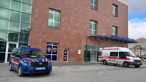 Niğde Otoyol Tünelinde Kaza: Otomobil TIR'a Çarptı, 1 Kişi Hayatını Kaybetti, 2 Yaralı