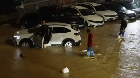 Trabzon'da Şiddetli Yağış Hayatı Felç Etti: Metrekareye 50 Kg Yağış Düştü, Yollar Sular Altında Kaldı