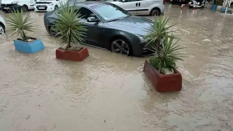 Çeşme'de Şiddetli Yağış Hayatı Felç Etti: Caddeler ve Sokaklar Sular Altında Kaldı, Araçlar Mahsur Kaldı
