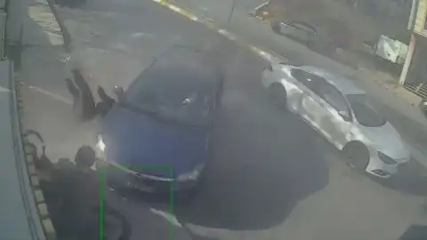 Esenyurt'ta otomobil önce motosiklete sonra yayaya çarptı: 2 ağır yaralı