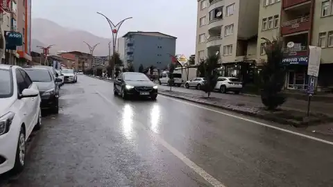 Hakkari'de Sağanak ve Sis Hayatı Olumsuz Etkiliyor, Yollarda Kaya Düşmesi Riski Uyarısı Yapıldı