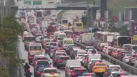 İstanbul'da Şiddetli Sağanak Yağış Başladı: Trafik Durma Noktasına Geldi