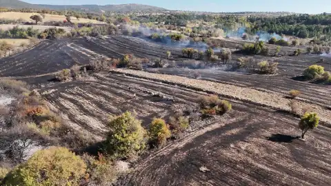 Kütahya Domaniç'te Tarla Yangını Kepçe ve Traktörlerle Söndürüldü