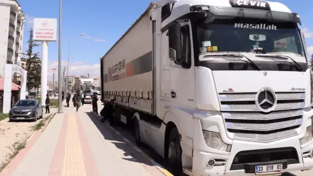 İran'a 6 Tır Yardım Malzemesi Daha Gönderildi
