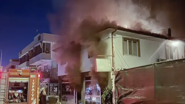 Sakarya'da Çıkan Yangında 2 Araç Kullanılamaz Hale Geldi, İş Yerleri ve Ev Hasar Gördü