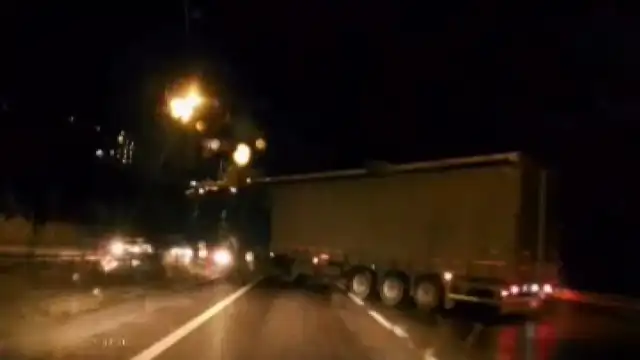 Bursa-Yalova kara yolunda TIR makasladı, trafik durdu