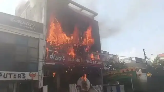 Lucknow'da Eğitim Merkezinde Yangın: En Az 14 Kişi Yaşamını Yitirdi