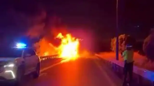 Esenyurt TEM Otoyolu'nda Seyir Halindeki Tır Yangın Çıkardı