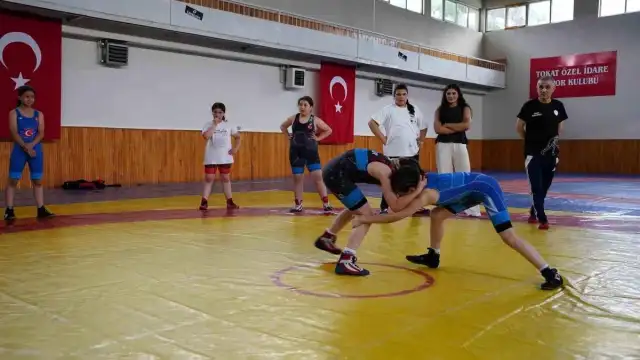 Tokat'ta Milli Güreşçi Nesrin Baş'ın Başarıları Kız Çocuklarını Mindere Çekti