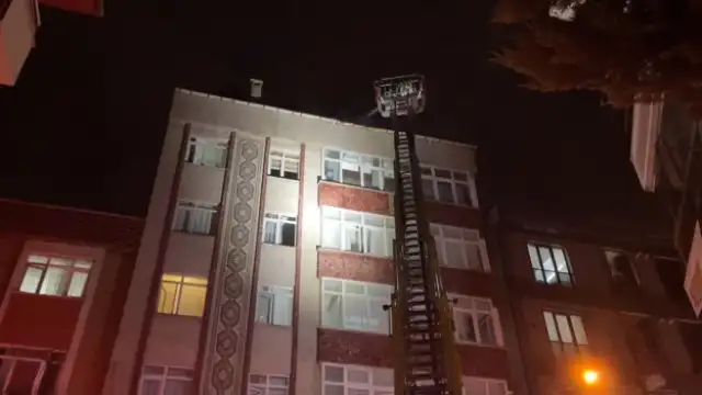 Esenyurt'ta 4 Katlı Binanın Çatısında Yangın: Can Kaybı ve Yaralanma Yok